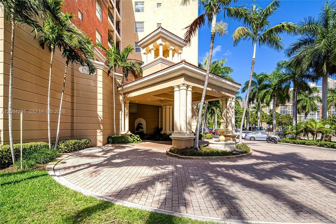 For Rent: $2,650 (2 beds, 1 baths, 907 Square Feet)