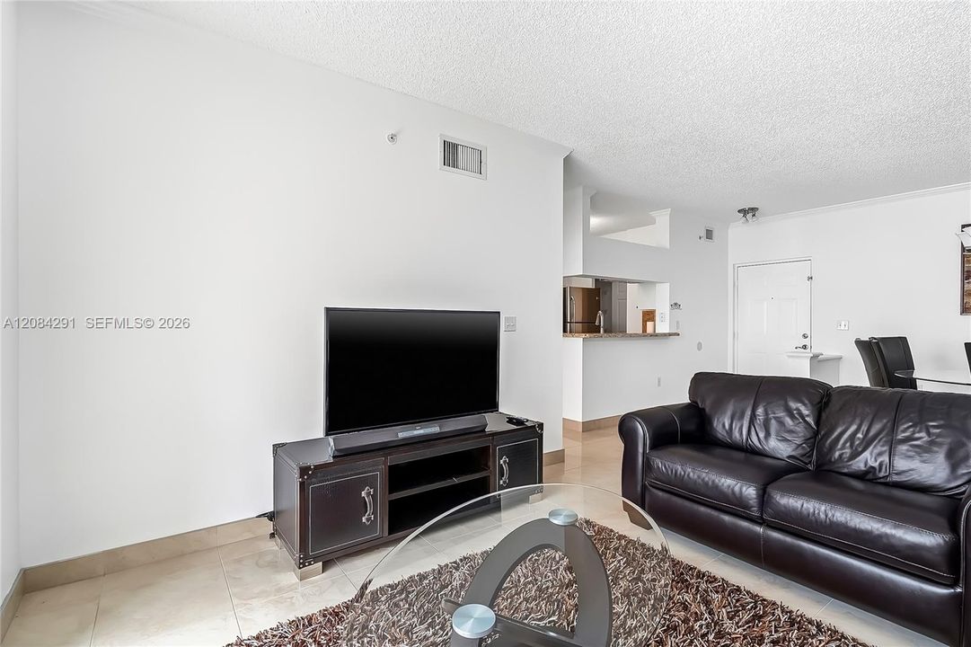 For Rent: $2,650 (2 beds, 1 baths, 907 Square Feet)