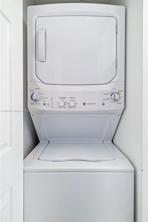 For Rent: $2,650 (2 beds, 1 baths, 907 Square Feet)