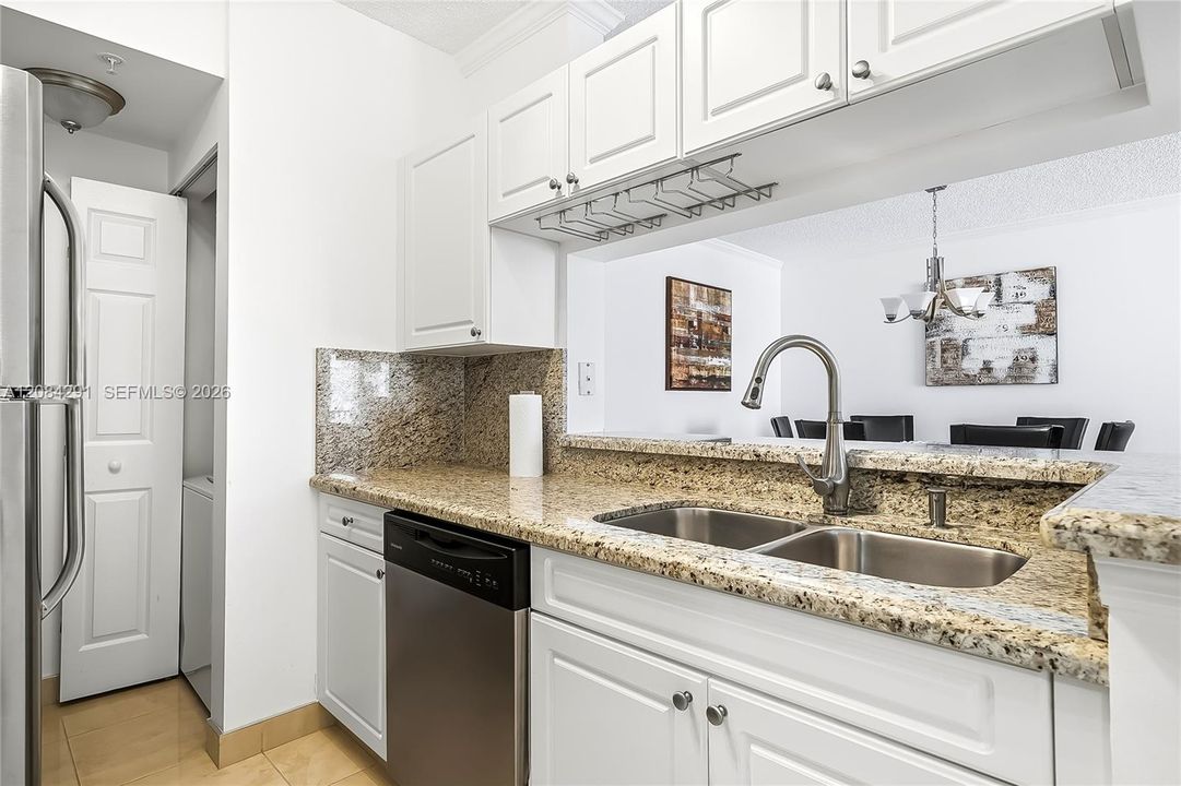 For Rent: $2,650 (2 beds, 1 baths, 907 Square Feet)