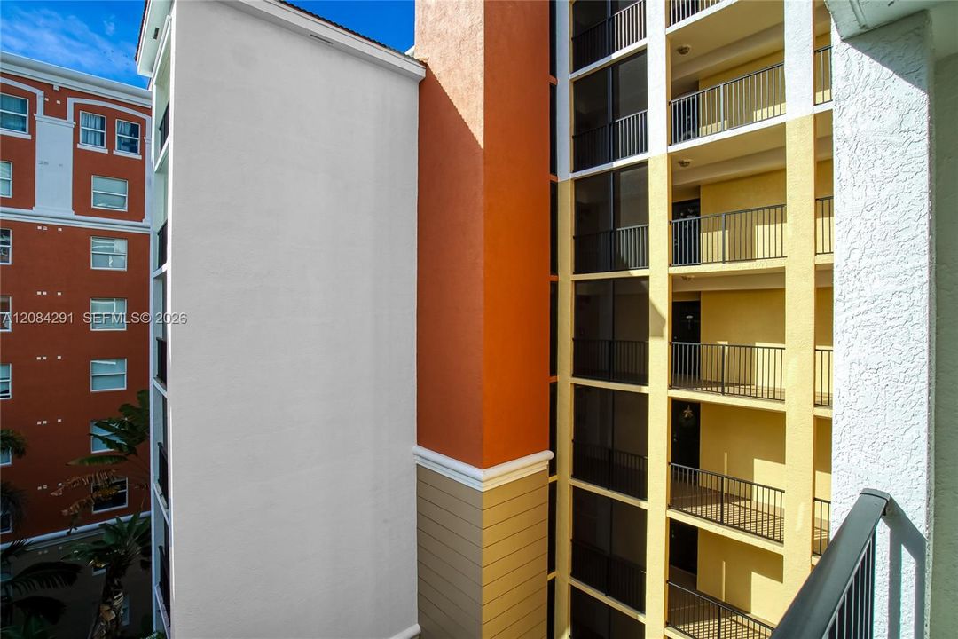 For Rent: $2,650 (2 beds, 1 baths, 907 Square Feet)