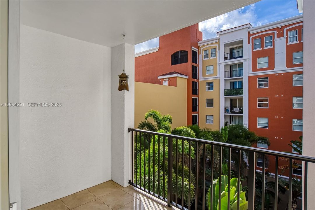 For Rent: $2,650 (2 beds, 1 baths, 907 Square Feet)