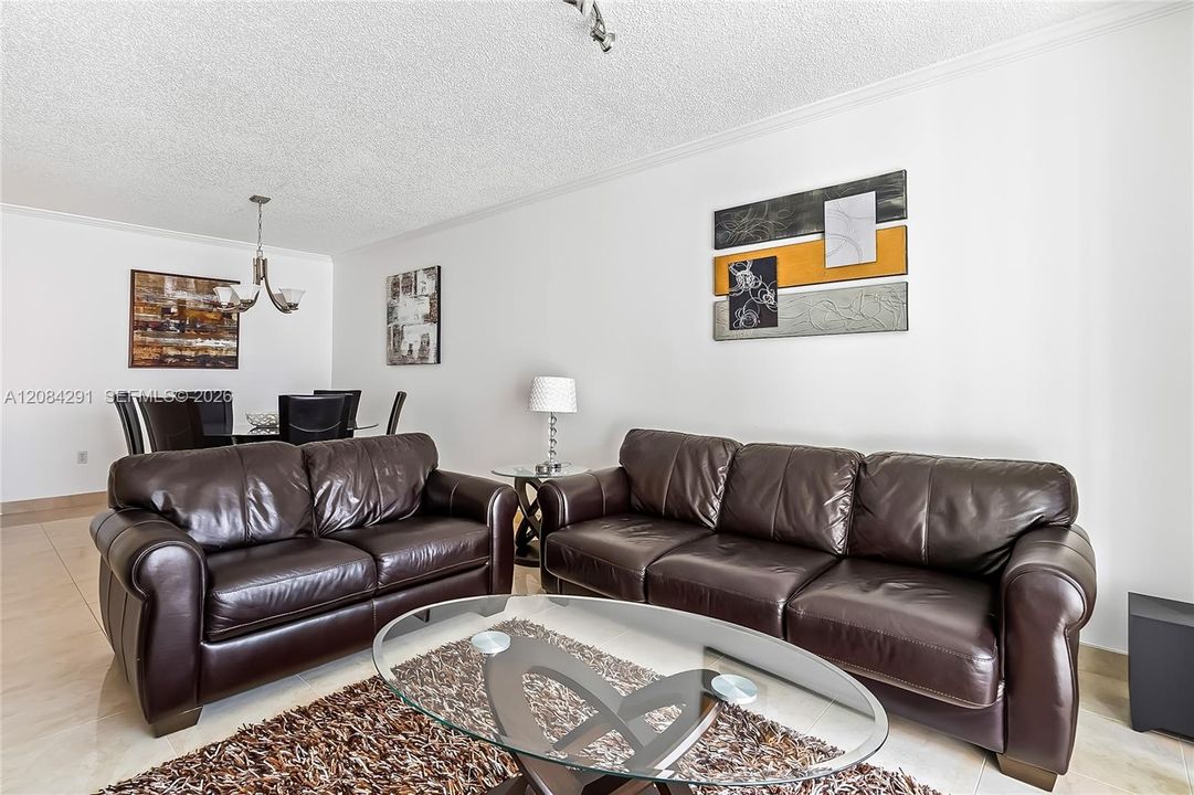 For Rent: $2,650 (2 beds, 1 baths, 907 Square Feet)