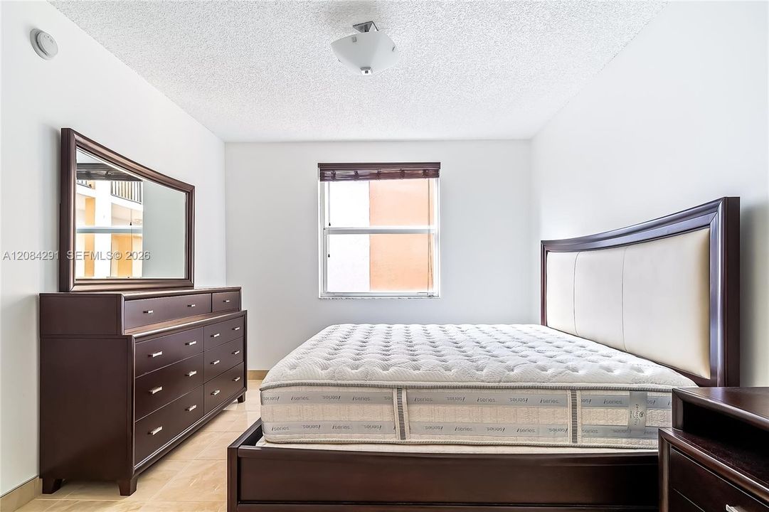 For Rent: $2,650 (2 beds, 1 baths, 907 Square Feet)
