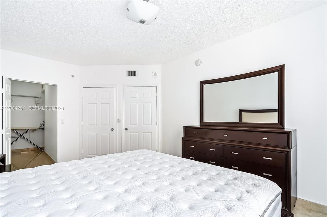For Rent: $2,650 (2 beds, 1 baths, 907 Square Feet)