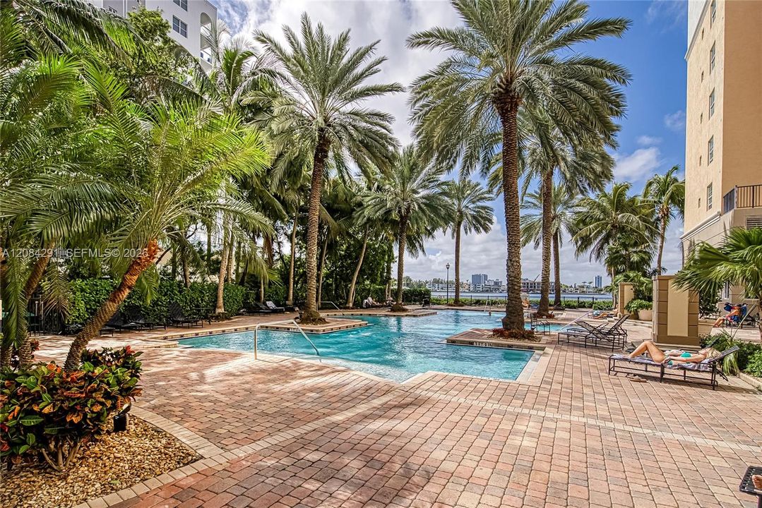 For Rent: $2,650 (2 beds, 1 baths, 907 Square Feet)