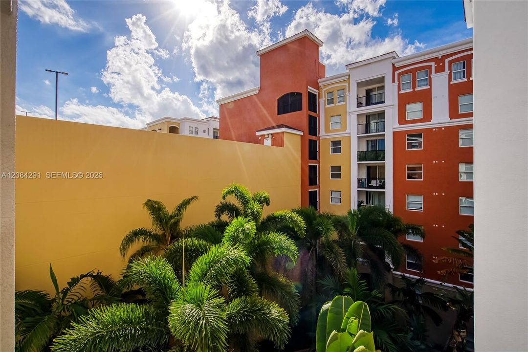 For Rent: $2,650 (2 beds, 1 baths, 907 Square Feet)
