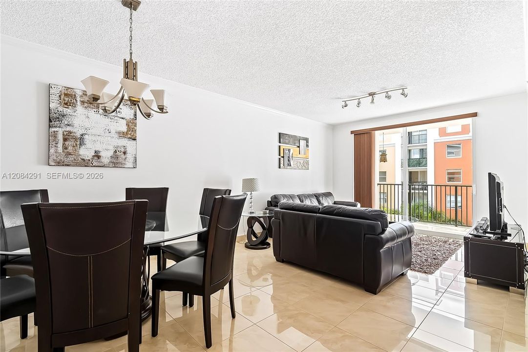 For Rent: $2,650 (2 beds, 1 baths, 907 Square Feet)