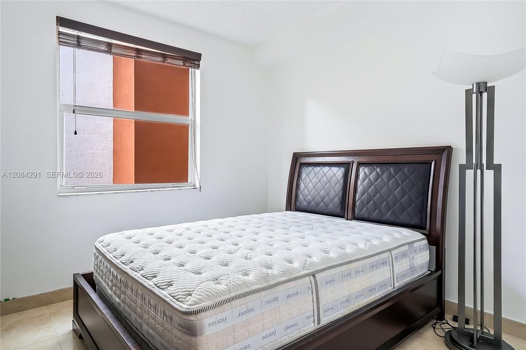 For Rent: $2,650 (2 beds, 1 baths, 907 Square Feet)