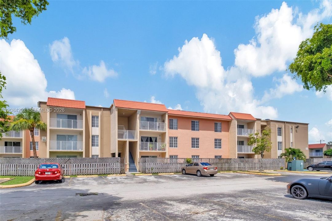 For Rent: $2,350 (2 beds, 2 baths, 1061 Square Feet)