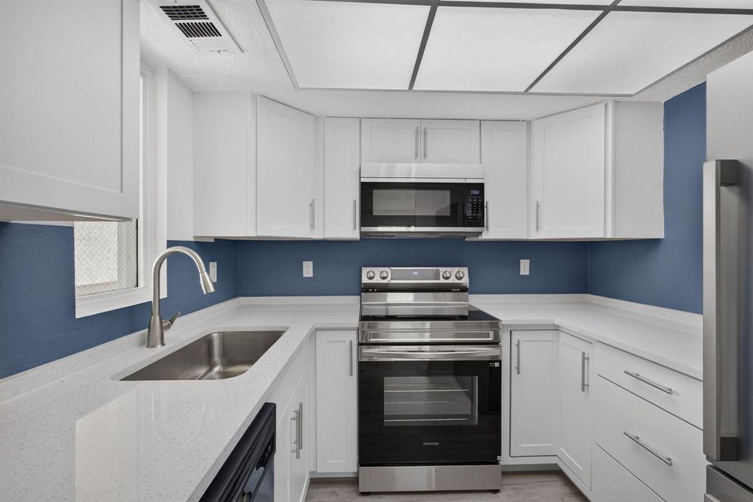 Kitchen Photo #2