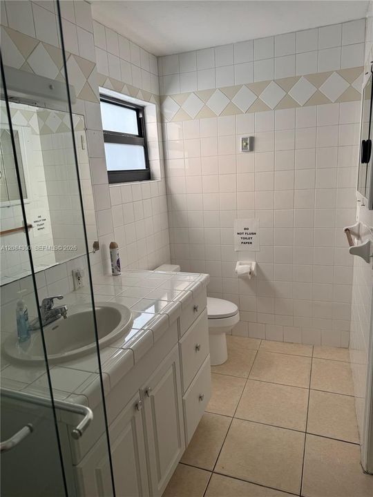 For Rent: $1,350 (1 beds, 1 baths, 1858 Square Feet)