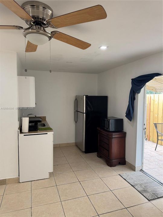 For Rent: $1,350 (1 beds, 1 baths, 1858 Square Feet)