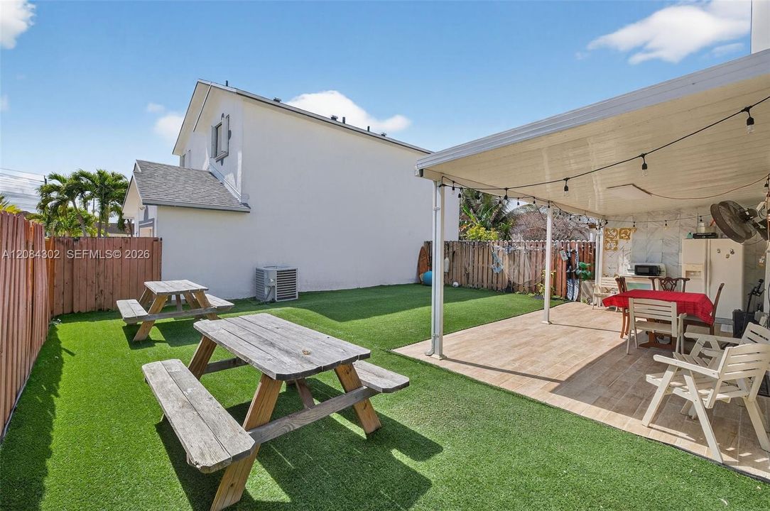 En Venta: $599,900 (3 camas, 3 baños, 1425 Pies cuadrados)