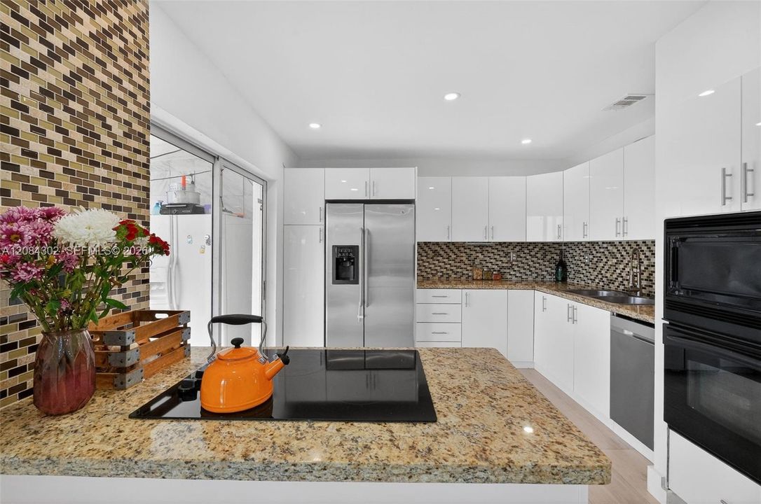 En Venta: $599,900 (3 camas, 3 baños, 1425 Pies cuadrados)
