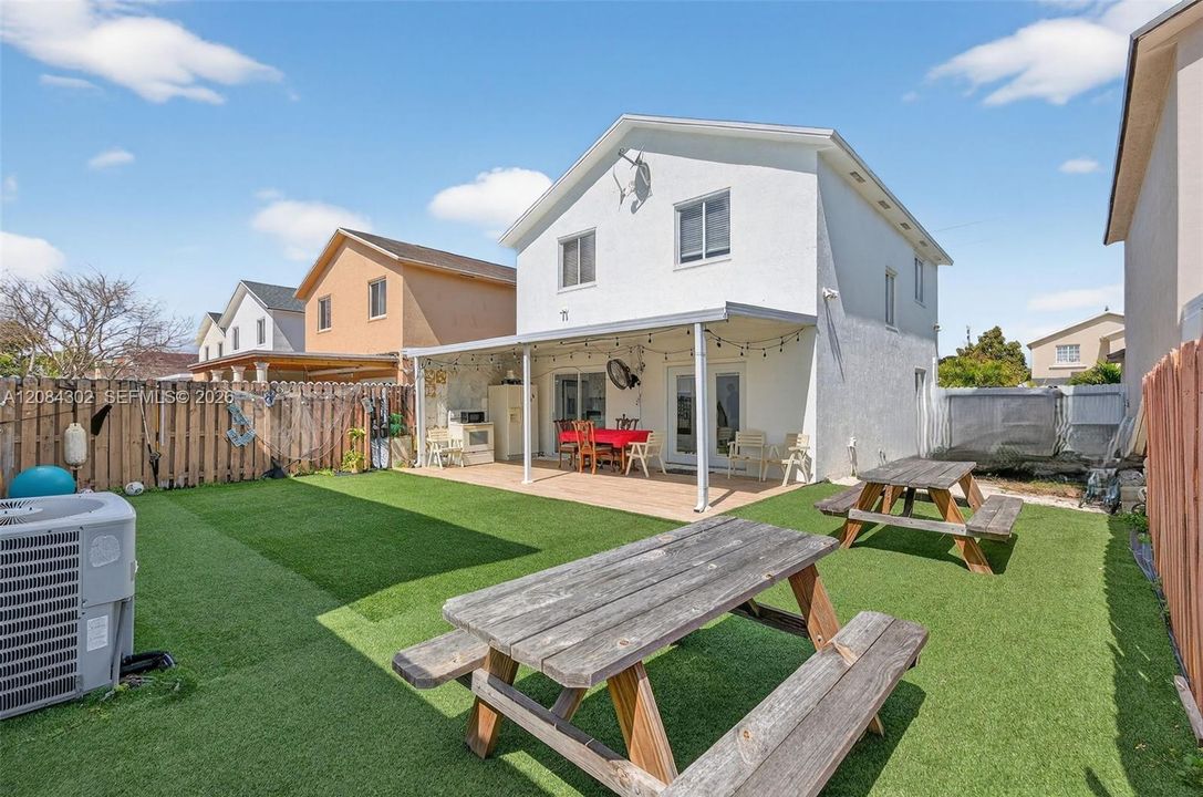 En Venta: $599,900 (3 camas, 3 baños, 1425 Pies cuadrados)