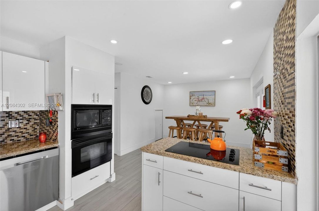 En Venta: $599,900 (3 camas, 3 baños, 1425 Pies cuadrados)