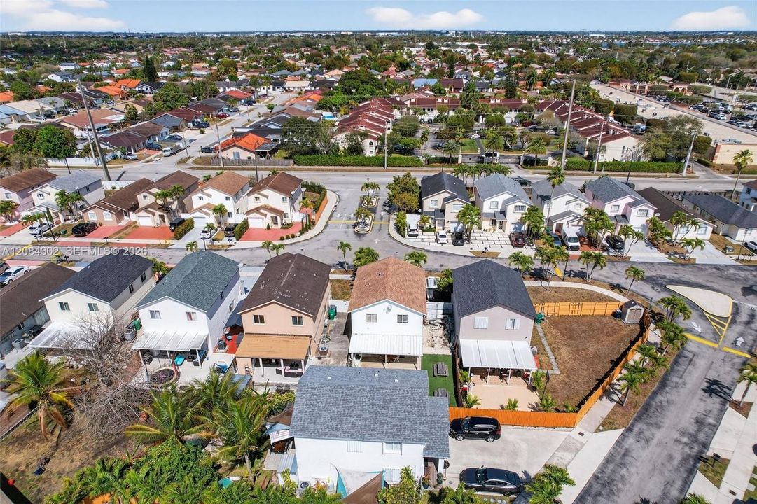 En Venta: $599,900 (3 camas, 3 baños, 1425 Pies cuadrados)