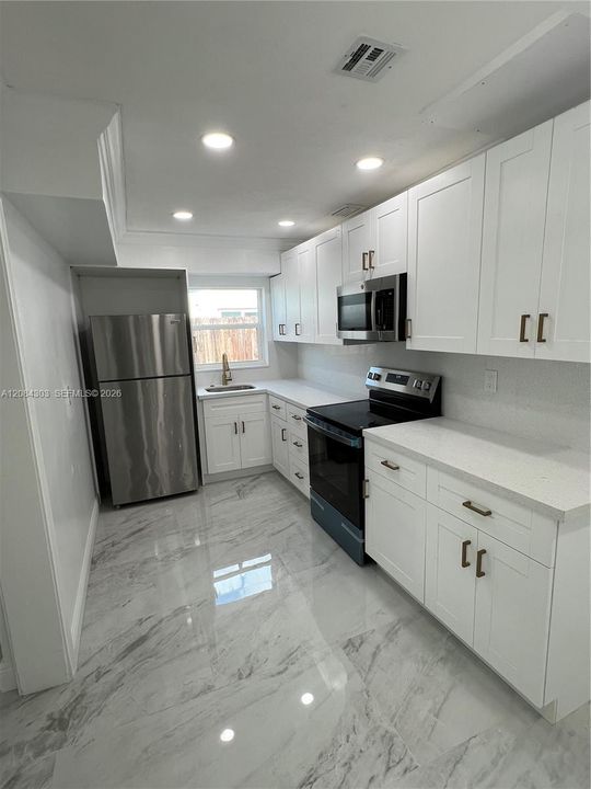 For Rent: $3,000 (3 beds, 2 baths, 1400 Square Feet)
