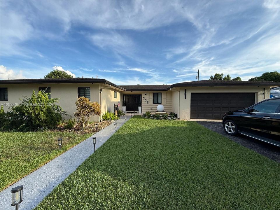 For Rent: $3,000 (3 beds, 2 baths, 1400 Square Feet)