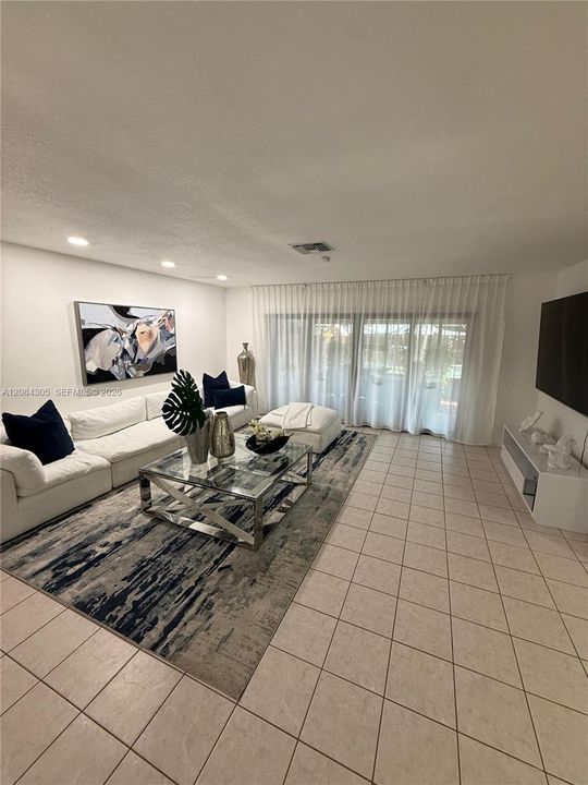 For Rent: $3,000 (3 beds, 2 baths, 1400 Square Feet)