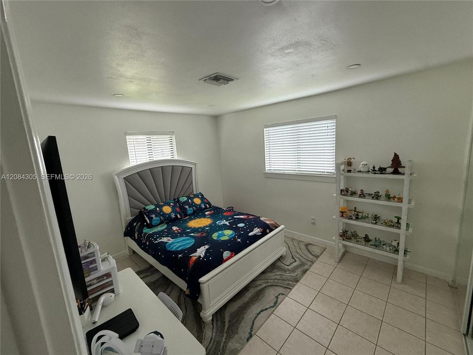 For Rent: $3,000 (3 beds, 2 baths, 1400 Square Feet)