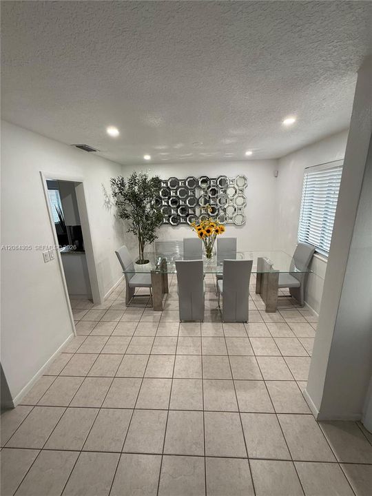 For Rent: $3,000 (3 beds, 2 baths, 1400 Square Feet)