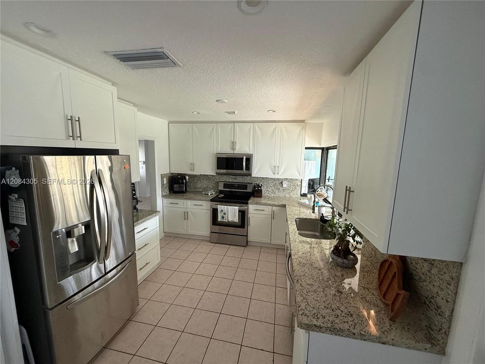For Rent: $3,000 (3 beds, 2 baths, 1400 Square Feet)
