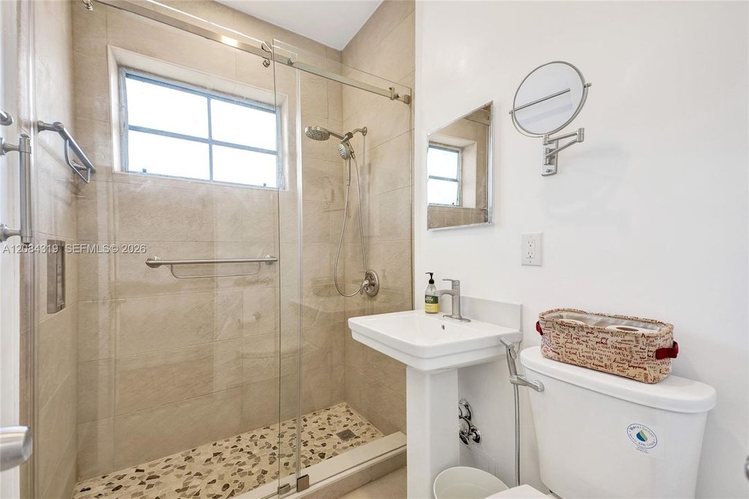 For Rent: $3,000 (2 beds, 1 baths, 690 Square Feet)