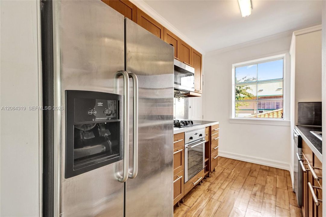 For Rent: $3,000 (2 beds, 1 baths, 690 Square Feet)