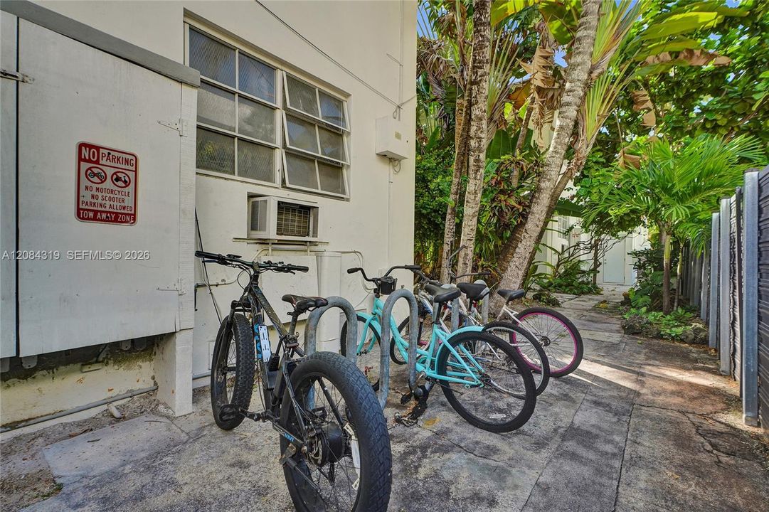 For Rent: $3,000 (2 beds, 1 baths, 690 Square Feet)