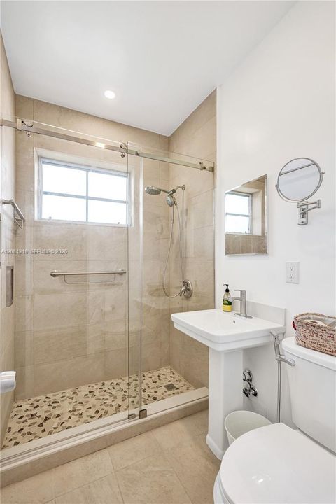 For Rent: $3,000 (2 beds, 1 baths, 690 Square Feet)