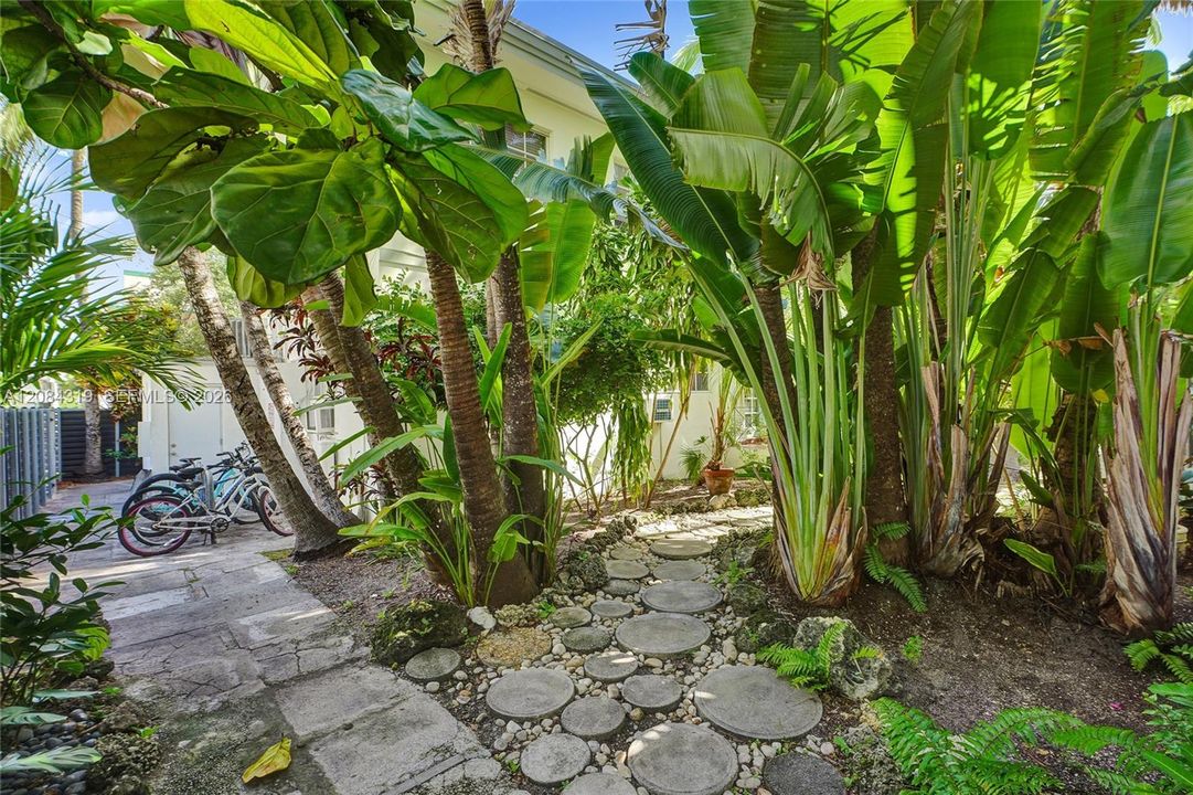 For Rent: $3,000 (2 beds, 1 baths, 690 Square Feet)