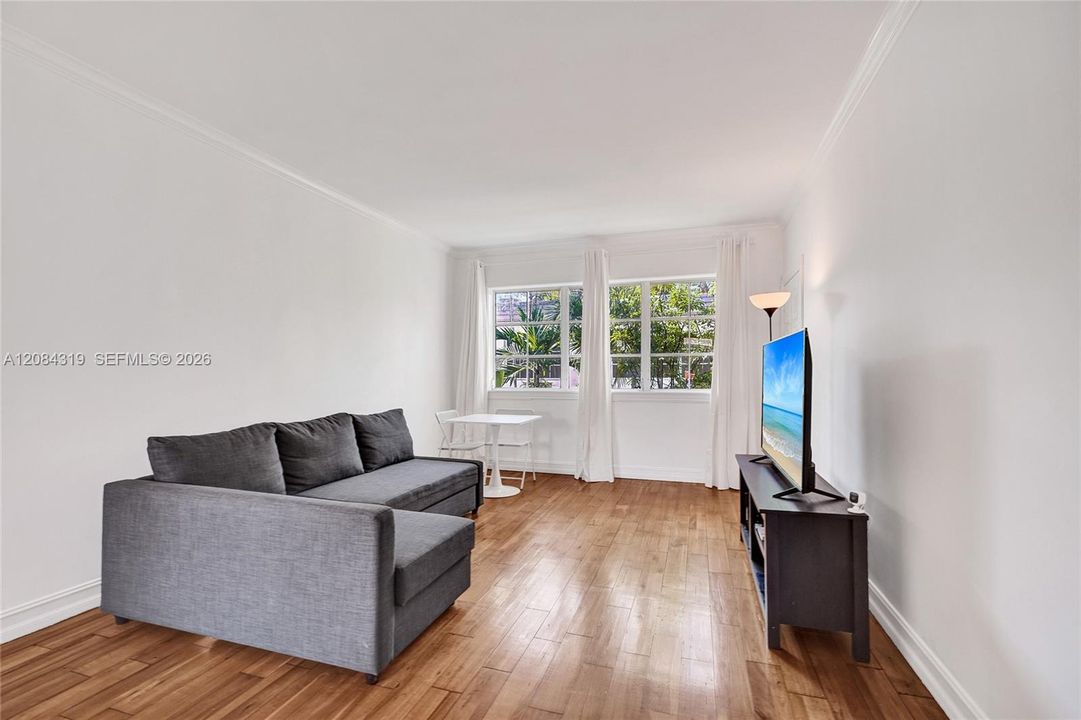 For Rent: $3,000 (2 beds, 1 baths, 690 Square Feet)