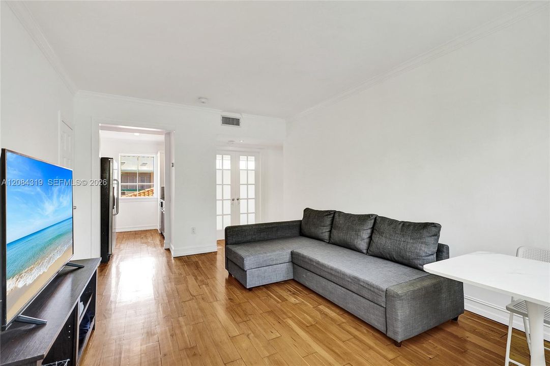 For Rent: $3,000 (2 beds, 1 baths, 690 Square Feet)