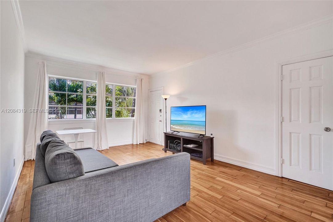 For Rent: $3,000 (2 beds, 1 baths, 690 Square Feet)