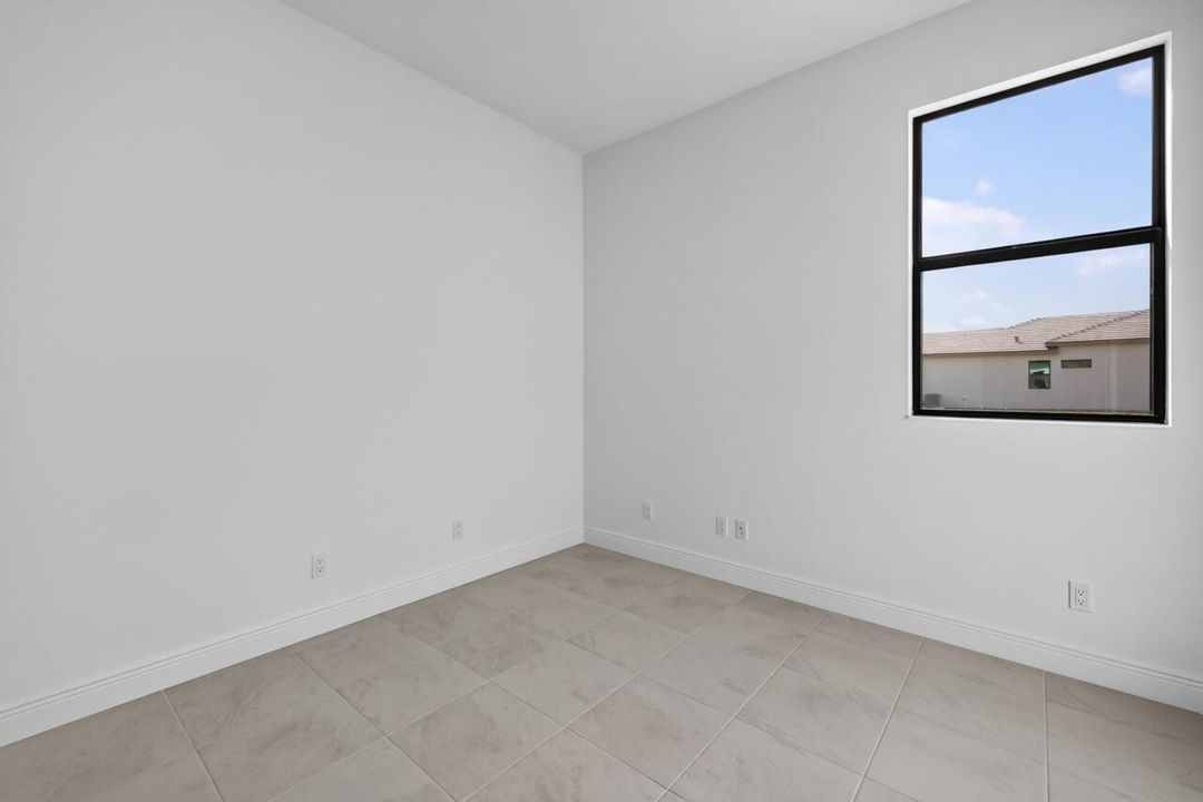 7920 SW Andrea Way-024