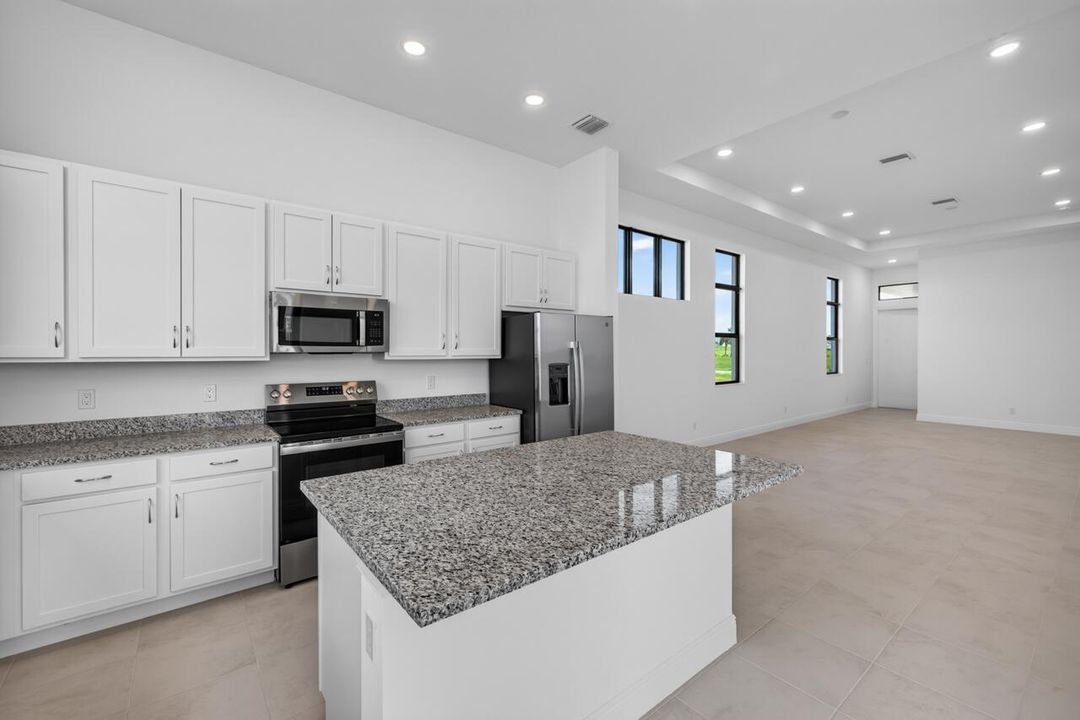 7920 SW Andrea Way-012