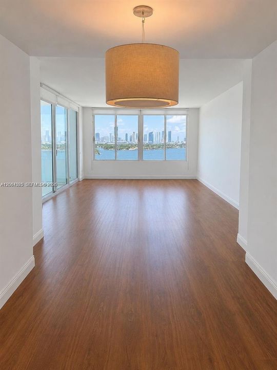 For Rent: $3,500 (1 beds, 1 baths, 994 Square Feet)