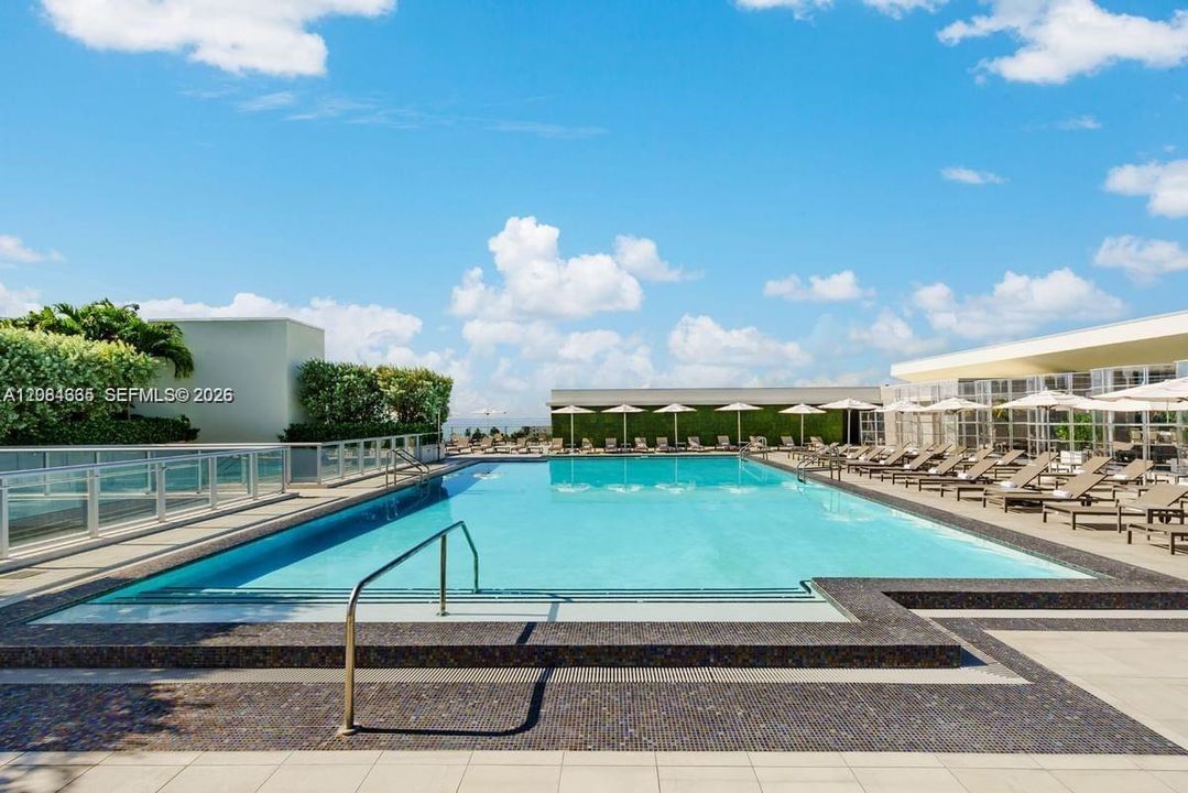 For Sale: $415,000 (1 beds, 1 baths, 608 Square Feet)