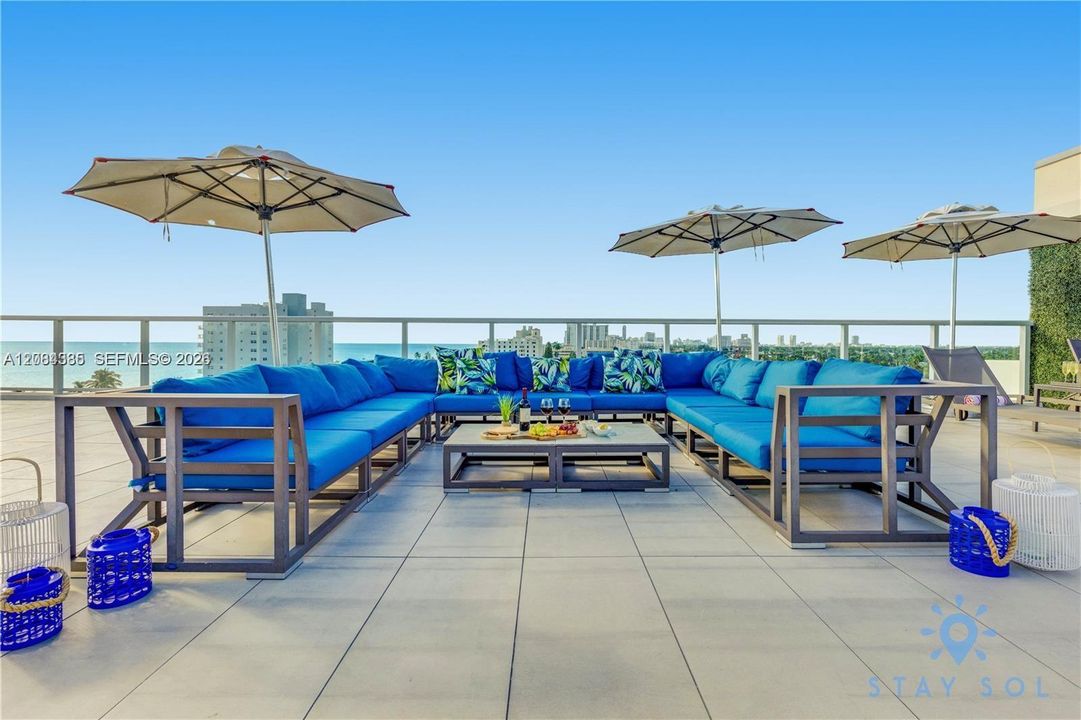 For Sale: $415,000 (1 beds, 1 baths, 608 Square Feet)