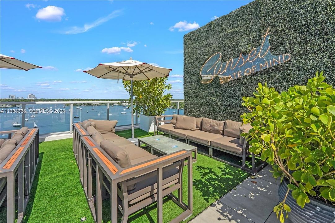 For Sale: $415,000 (1 beds, 1 baths, 608 Square Feet)