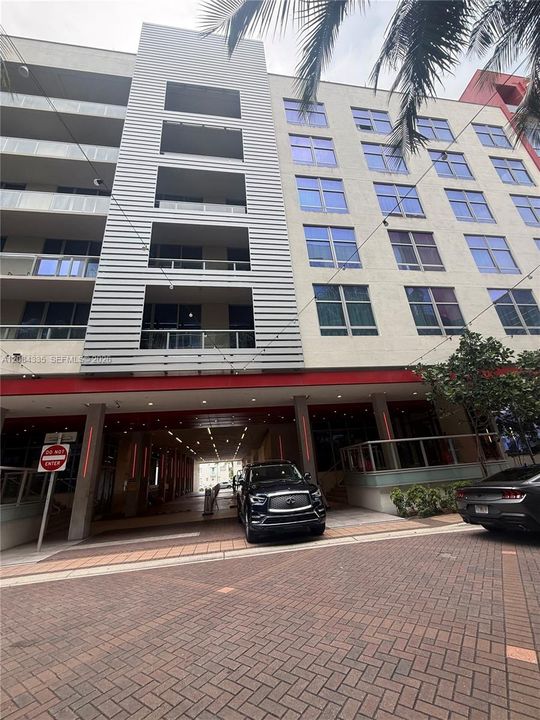 For Sale: $415,000 (1 beds, 1 baths, 608 Square Feet)