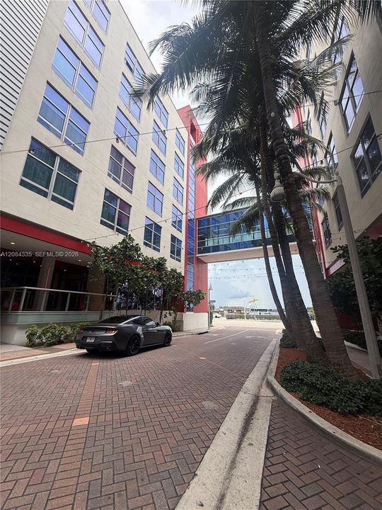 For Sale: $415,000 (1 beds, 1 baths, 608 Square Feet)
