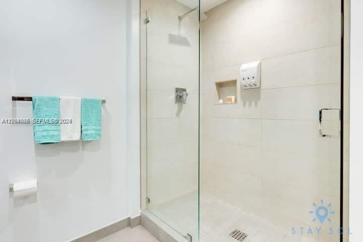 For Sale: $415,000 (1 beds, 1 baths, 608 Square Feet)
