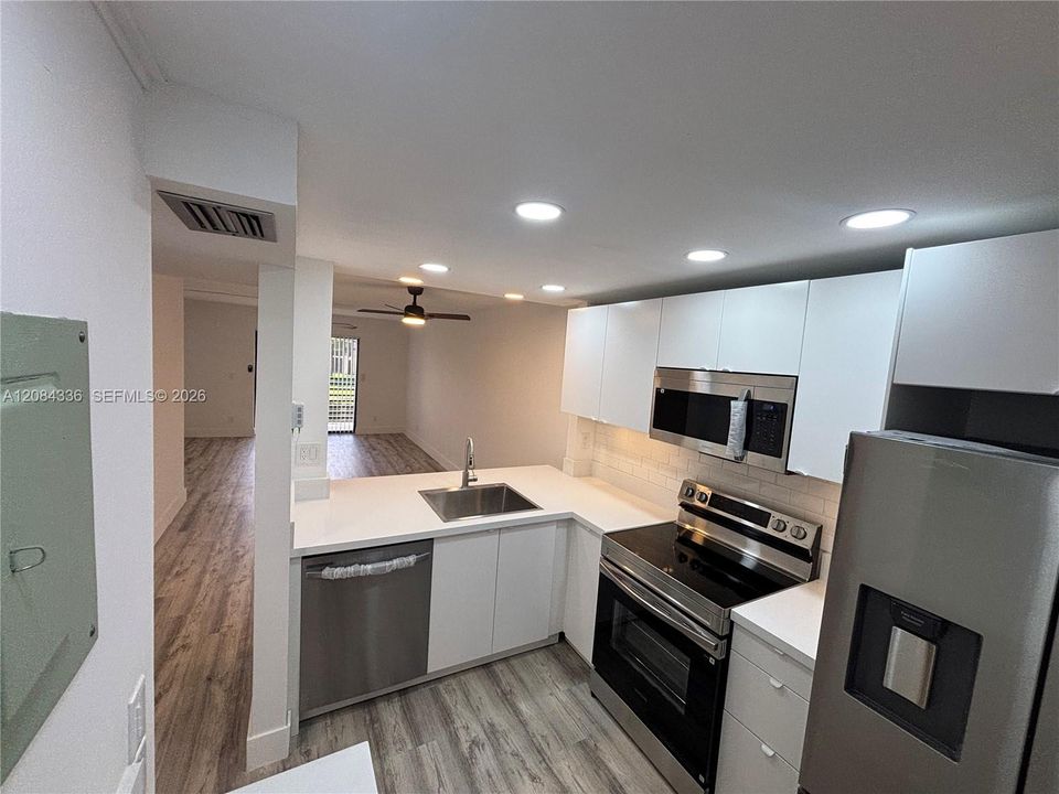 На продажу: $145,000 (2 спален, 2 ванн, 790 Квадратных фут)