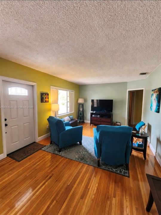 En Venta: $555,000 (3 camas, 2 baños, 1232 Pies cuadrados)