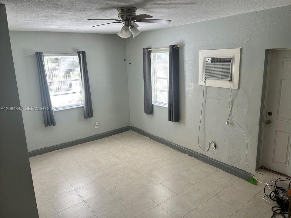 En Venta: $575,000 (4 camas, 2 baños, 1434 Pies cuadrados)