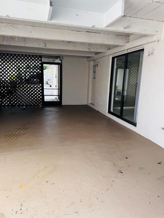 SCREENED IN PATIO