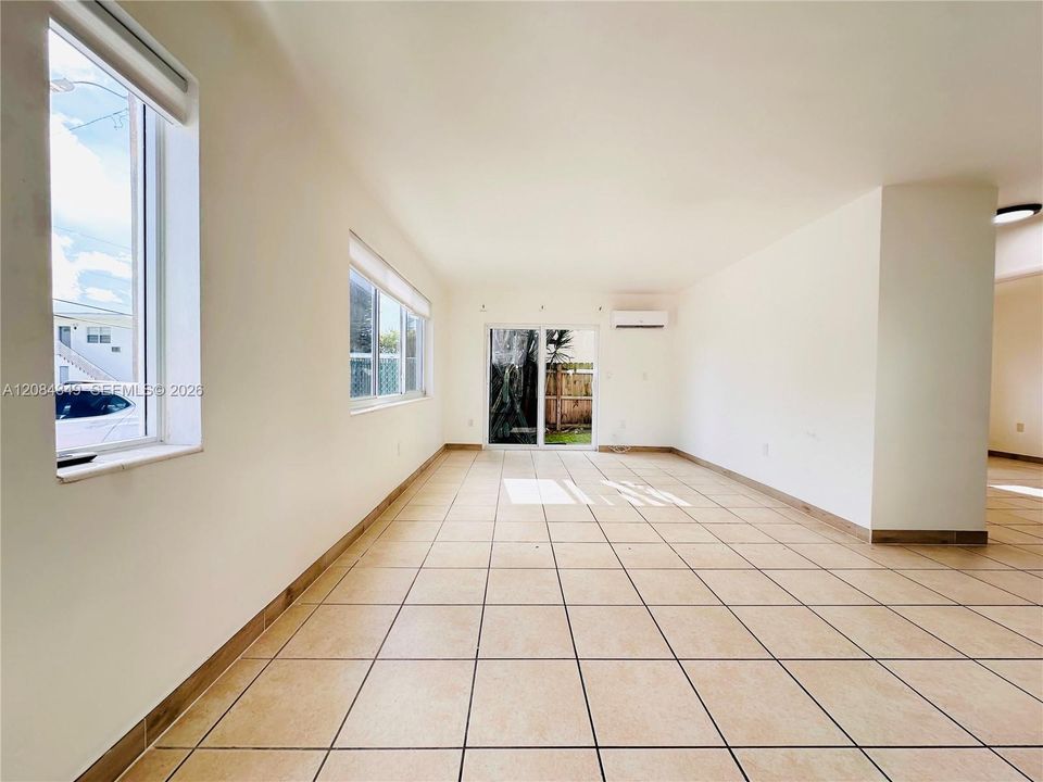 For Rent: $1,700 (1 beds, 1 baths, 700 Square Feet)